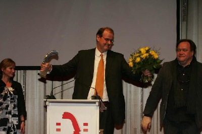 Verleihung des Deutschen Synchronpreis 2009 in der Kategorie "Beste Animationsserie". In der Mitte der Regisseur der Serie "Spongebob Schwammkopf", Matthias Müntefering. Rechts, Marco Kröger, der Sprecher der Rolle "Patrick Star"